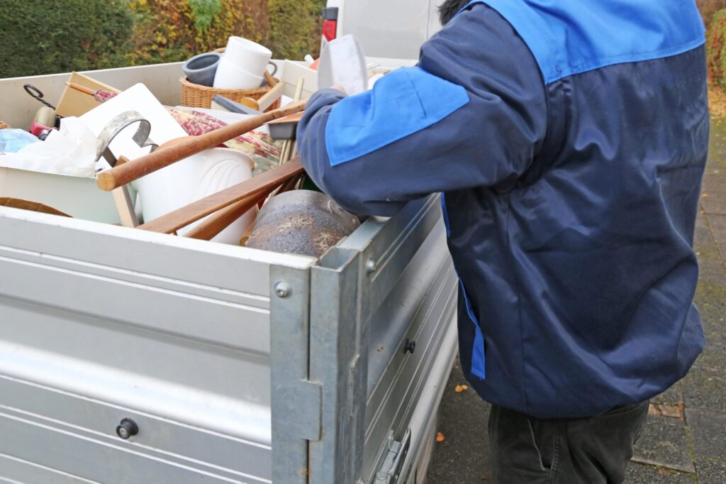 Reibungslose Verladearbeiten von Sperrgut in Geilenkirchen-Teveren für einen schnellen Projektabschluss.